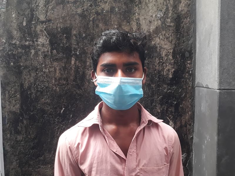 রাজমিস্ত্রির সহকারী রিপন।