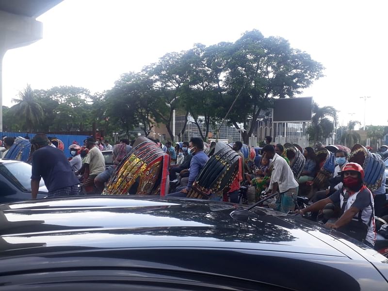 রাজধানীর আগারগাঁও এলাকায় রিকশা ও গাড়ির জট।