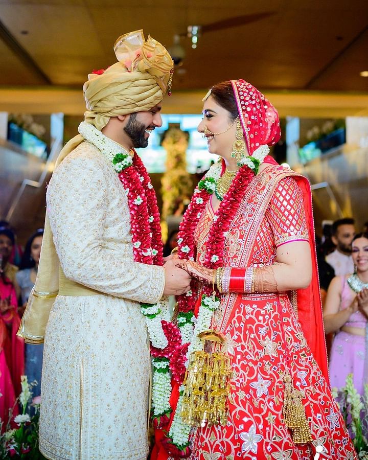 বিয়ের দিন দিশা পরেছিলেন গ্লাস বসানো ও এমব্রয়েডারি করা ঝলমলে লাল লহেঙ্গা, তার সঙ্গে মানানসই পিত সবুজ কুন্দন সেট, হাতে সোনালি চূড়া ও লাল রঙের চুড়ি। রাহুল পরেছিলেন সাদা রঙের দারুণ একটি ডিজাইনার শেরওয়ানি ও সোনালি রঙের পাগড়ি