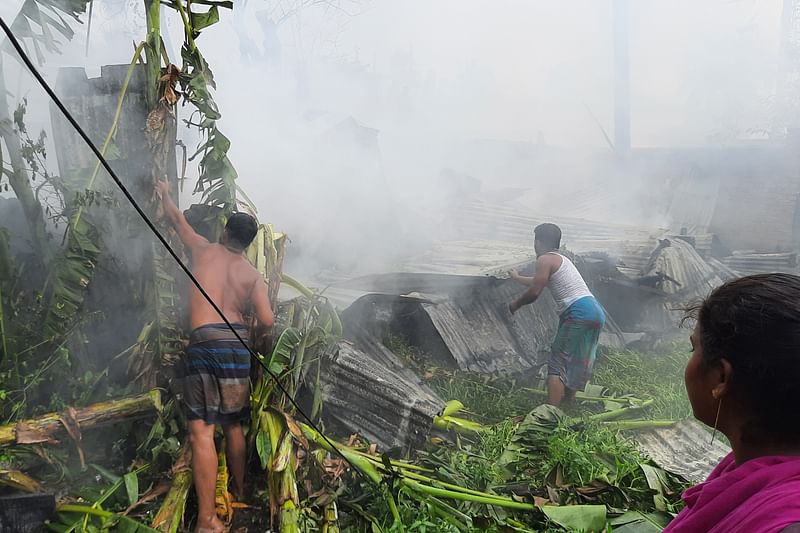 সুমন প্রামানিককে কুপিয়ে হত্যার ঘটনায় বিক্ষুব্ধ স্বজন ও প্রতিবেশীরা হামলাকারীর বাড়িতে আগুন ধরিয়ে দেন। শনিবার বিকেলে পাবনার দক্ষিন রামচন্দ্রপুর গ্রামে