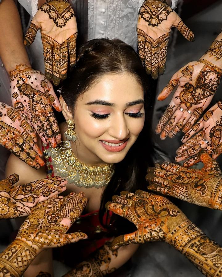 বিয়েতে মেহেদি দিয়ে দিয়েছেন ব্রাইডাল মেহেদি আর্টিস্ট জ্যোতি শেডা