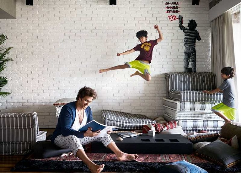 এখানে আরাম করে বসেন হৃতিক