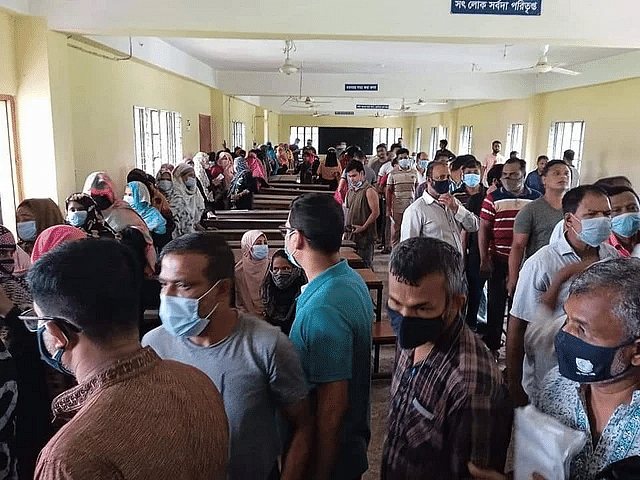 দুই দিনে দুই হাজার মানুষকে টিকা দেওয়া হয়। পটিয়ার শোভনদন্ডী স্কুল অ্যান্ড কলেজ