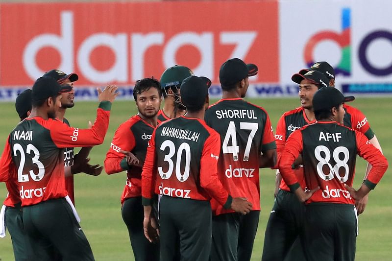 ইনিংসের প্রথম ওভারে উইকেটের দেখা পেয়েছেন সাকিবও