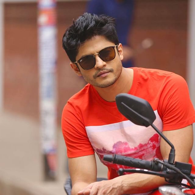 দিনটি নিলয়ের কাছে আরও বিশেষ করে দেয় ফেসবুকে নানান স্ট্যাটাস