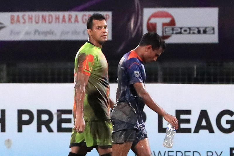 হারের হতাশায় মাঠ ছাড়ছেন ব্রাদার্সের দুই খেলোয়াড়
