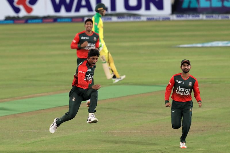 ইনিংসের প্রথম বলেই উইকেট নিয়ে বাংলাদেশের জয়ের পথ তৈরী করেছেন মেহেদী হাসান