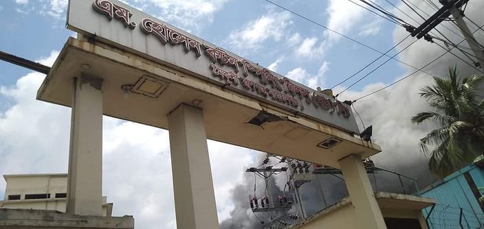 নারায়ণগঞ্জের রূপগঞ্জে এম হোসেন কটন স্পিনিং মিলসে আজ বুধবার দুপুরে আগুন লাগে