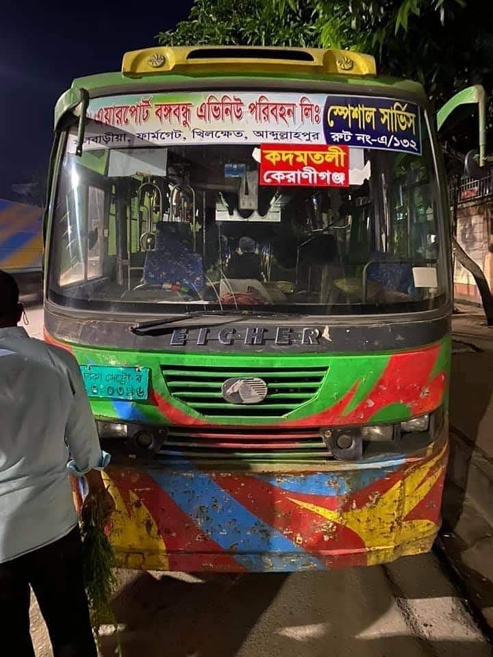 এয়ারপোর্ট বঙ্গবন্ধু পরিবহন লিমিটেডের বাসটি আটক করেছে পুলিশ।