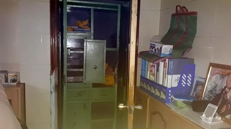 একাধিক দোকানের মালিক ও প্রহরীকে মারধর করে রশি দিয়ে বেঁধে রেখে প্রায় আড়াই ঘণ্টা ধরে লুটপাট চলে