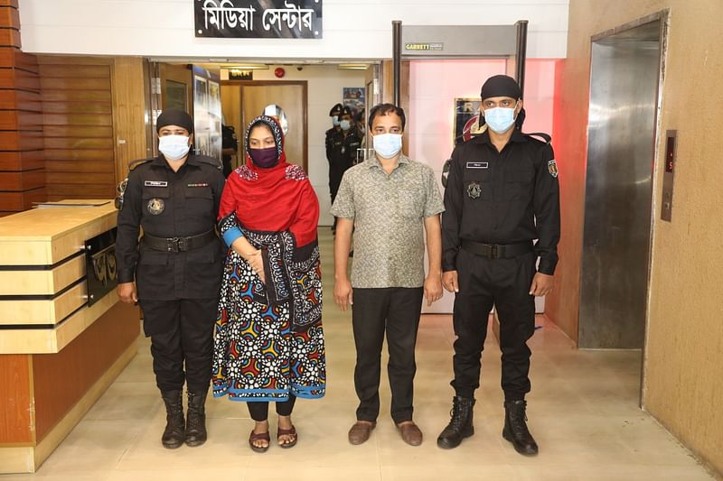 আজ ভোরে রাজধানীর গাবতলী থেকে হাজেরা খাতুন (৪০) ও সানাউল্ল্যা নূরী (৪৭) নামে হেলেনার এই দুই সহযোগীকে গ্রেপ্তার করা হয়