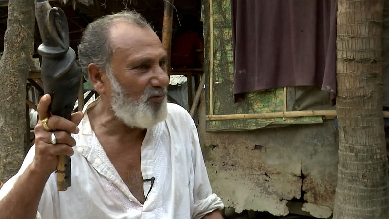 হারুন সরদারের হাতের বিনটির বয়স কয়েক যুগ