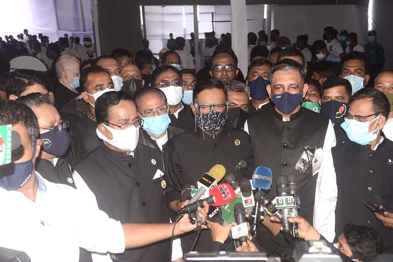 ধানমন্ডি ৩২ নম্বরে বঙ্গবন্ধুর প্রতিকৃতিতে শ্রদ্ধা নিবেদন শেষে সাংবাদিকদের সঙ্গে কথা বলেন ওবায়দুল কাদের