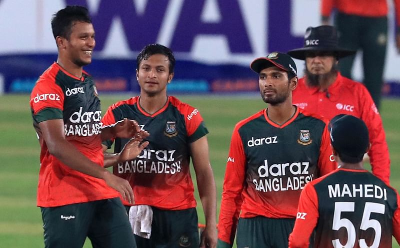 সাইফউদ্দিন (বাঁয়ে) ও সাকিব (বাঁ থেকে দ্বিতীয়) মিলে অস্ট্রেলিয়াকে ধসিয়ে দিয়েছেন