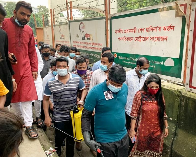 কর্মসূচির উদ্বোধনের পর নেতা-কর্মীদের নিয়ে টিএসসি এলাকায় মশকনিধনের ওষুধ ছিটানো হয়