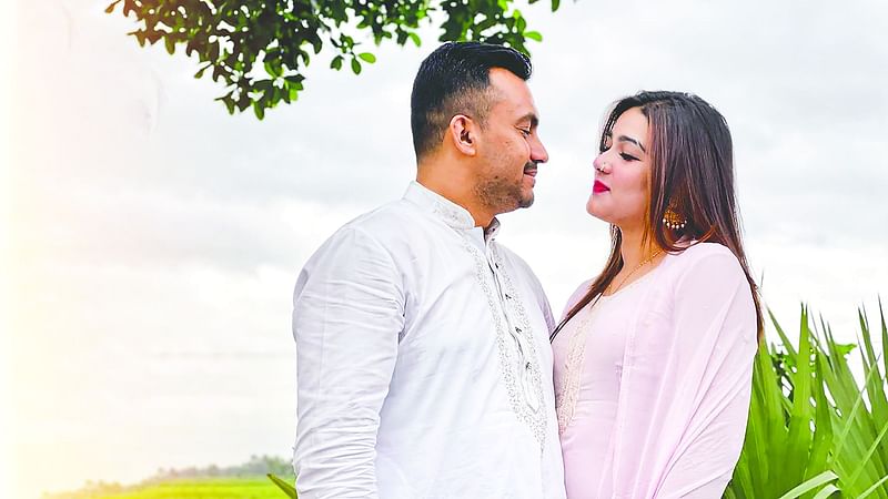 গত বছরের ১৩ সেপ্টেম্বর রাত ১২টা ৫ মিনিটে বিবাহবন্ধনে আবদ্ধ হন কামরুজ্জামান সরকার ও মাহিয়া মাহি। বিয়ের পরদিন ভোরে রাজশাহী যান তাঁরা। সেখানেই ছবিটি তোলা হয়