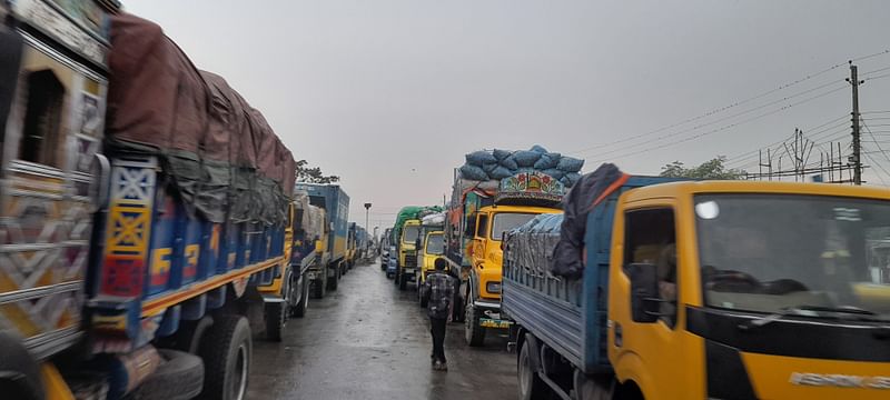 রাজবাড়ীর দৌলতদিয়া ঘাটে শনিবারও পণ্যবাহী গাড়ির চাপ অব্যাহত। ঢাকাগামী এসব যানবাহনের সিরিয়াল ফেরিঘাট থেকে ঢাকা-খুলনা মহাসড়কের প্রায় চার কিলোমিটার ছাড়িয়ে গেছে। ফেরিঘাটের সংযোগ সড়কে যাত্রীবাহী বাসের সঙ্গে বেশ কিছু ব্যক্তিগত গাড়িও ফেরির জন্য অপেক্ষায় থাকতে দেখা যায়। দৌলতদিয়া ফেরিঘাট সড়ক, ২৫ সেপ্টেম্বর