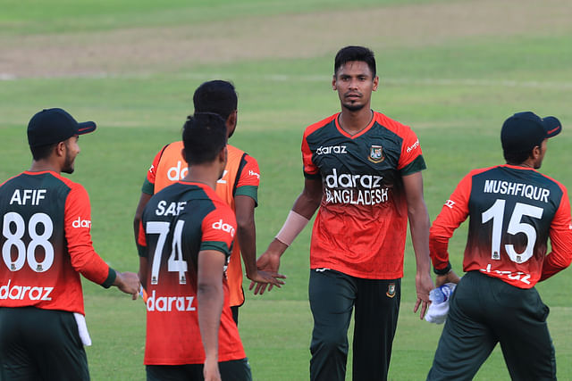 স্পিনারদের পর মোস্তাফিজের দাপটে নিউজিল্যান্ড গুঁড়িয়ে গেছে ৬০ রানে