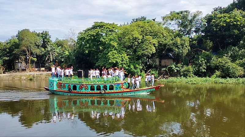 হাওরের সৌন্দর্য উপভোগ করতে সারা দেশ থেকে কিশোরগঞ্জের নিকলীর হাওরে ঘুরতে আসেন পর্যটকেরা। এভাবেই ইঞ্জিনচালিত নৌকায় করে পুরো হাওর ঘুরে বেড়ান তাঁরা। নিকলীর হাওর, কিশোরগঞ্জ, ২৫ সেপ্টেম্বর
