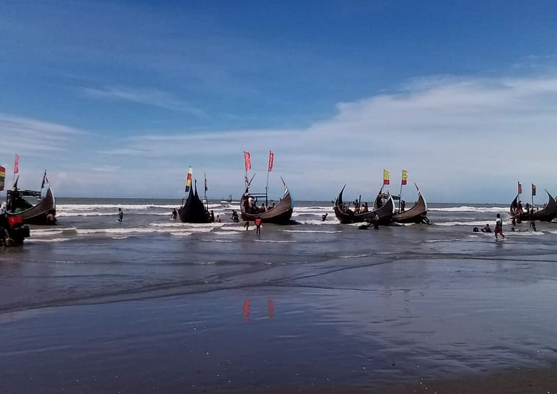সাগরে ইলিশের দেখা পাচ্ছেন না টেকনাফের স্থানীয় জেলেরা। ইলিশ ছাড়াই কূলে ফিরে আসা নৌকার সারি । দক্ষিণপাড়া সৈকত, শাহ পরীর দ্বীপ, টেকনাফ, ২৫ সেপ্টেম্বর