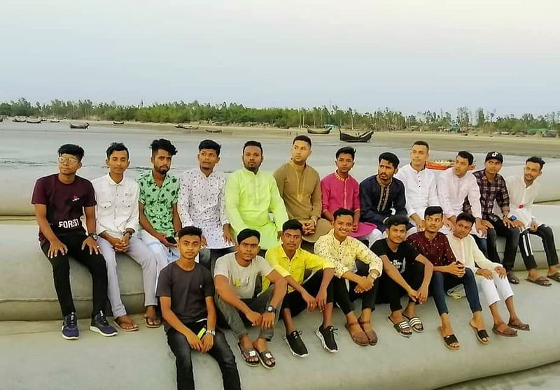 কক্সবাজারের মাতারবাড়ী তাপবিদ্যুৎ প্রকল্প এলাকা ঘুরতে আসা কিছু মানুষ। ৯ সেপ্টেম্বর বিকেলে