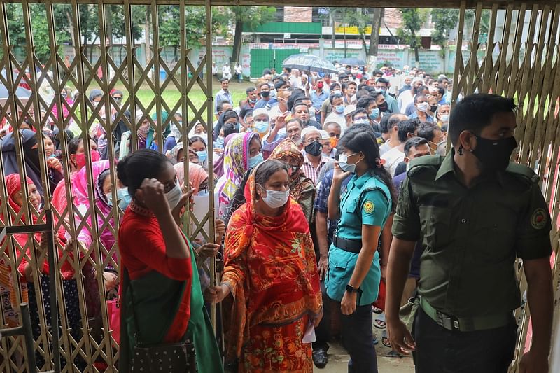 ঢাকার মোহাম্মদপুর সরকারি প্রাথমিক বিদ্যালয়ে টিকা নিতে মানুষের ভিড়