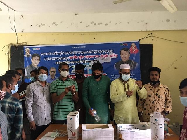 স্ত্রী কুলসুমা আকতার অনুপস্থিত থাকলে হাজিরা দিয়ে দিতেন রবিউল (হলুদ পাঞ্জাবি পরা)
