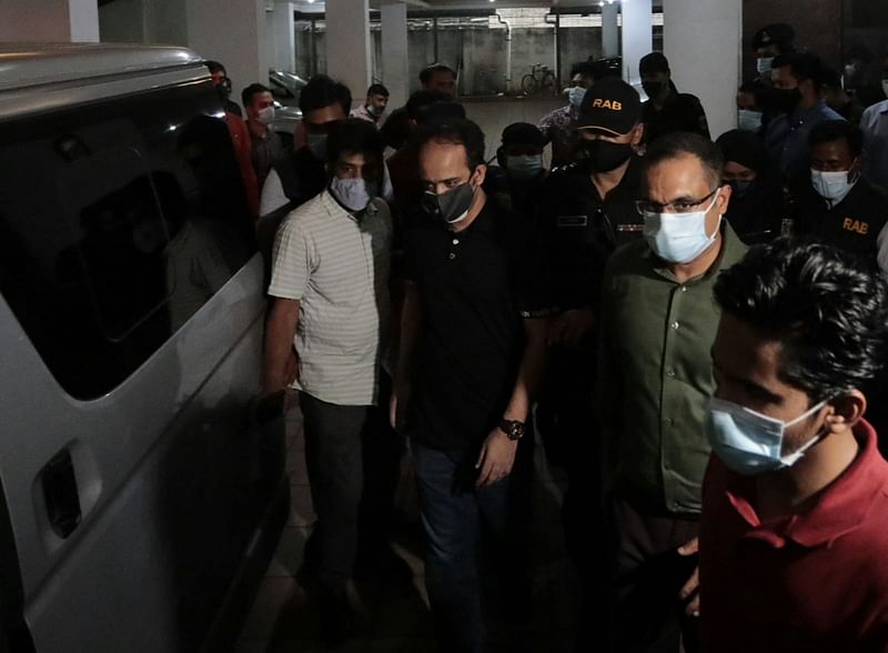 ইভ্যালি ডটকম লিমিটেডের প্রধান নির্বাহী কর্মকর্তা (সিইও) মো. রাসেলকে গ্রেপ্তারের পর গাড়িতে তোলা হচ্ছে।মোহাম্মদপুর, ঢাকা, ১৬ সেপ্টেম্বর