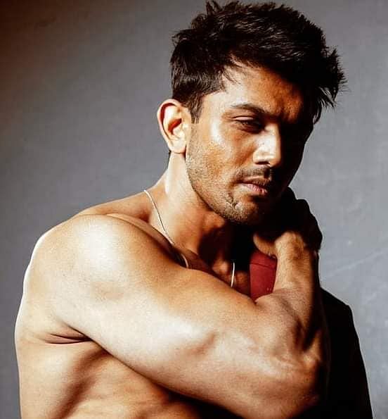 ট্রেনিংয়ের মাঝপথে শারীরিক ভাঙচুরে কখনো কখনো মনে হয়েছে আর পারবেন না। তখন এই ভেবে নিজেকে শক্তি জুগিয়েছেন, ‘অন্য দেশের অভিনেতারা পারলে আমি কেন পারব না?’