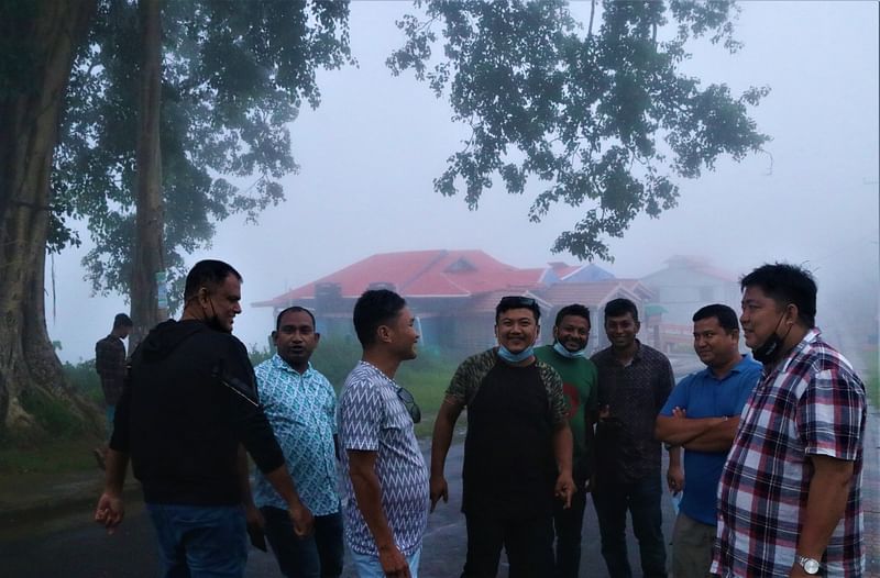 দুপুরে বৃষ্টি শুরু হয়। কিছুক্ষণের মধ্যেই থেমে যায় বৃষ্টি। এরই কিছুক্ষণ পর কুয়াশাঝড়ে ঢেকে যায় পুরো পর্যটন এলাকাসহ আশাপাশের সবুজ পাহাড়। এ কুয়াশাঝড় উপভোগ করতে বের হয়েছেন কয়েকজন