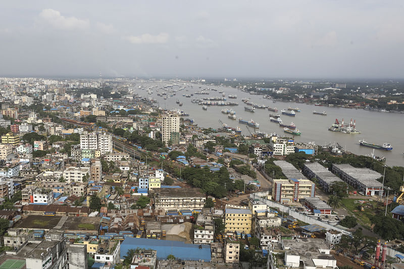 কর্ণফুলী নদীর তীরে গড়ে ওঠা চট্টগ্রাম শহরের একাংশ। 