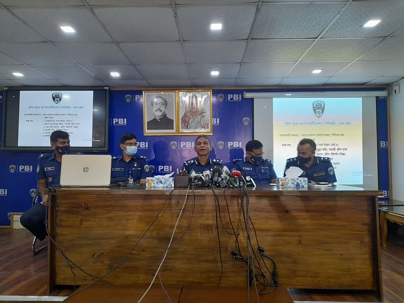 সংবাদ সম্মেলনে পিবিআইয়ের মহাপরিচালক বনজ কুমার মজুমদার