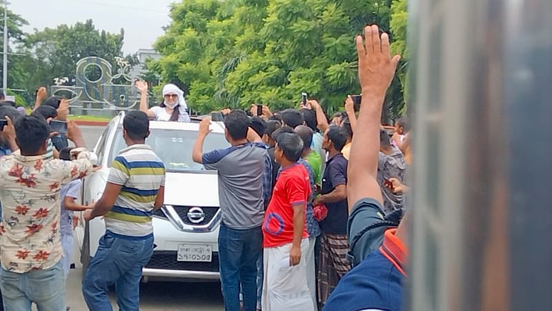 পরীমনিকে দেখতে সকাল থেকে ভিড় জমান উৎসুক জনতা। কারাগার থেকে বের হয়ে তাদের উদ্দেশে হাত নাড়ান এই চিত্রনায়িকা