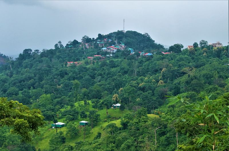 সবুজ পাহাড়ের মাঝে রয়েছে কটেজ, রিসোর্ট ও বসতি