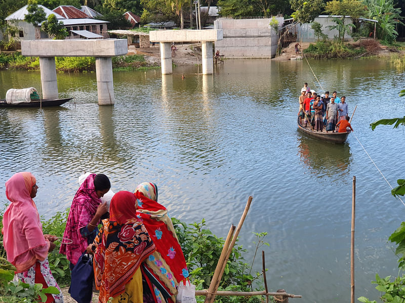 রাজবাড়ীর গোয়ালন্দ উপজেলার উজানচর ইউনিয়নের দুদুখান পাড়া-মান্নান গাছির খেয়াঘাটে সেতুর নির্মাণকাজ ধীরগতিতে চলছে। ফলে ঘাটটি দিয়ে উজানচর ইউপি ও ফরিদপুরের ঈশান গোপালপুর ইউপির প্রায় ২০ হাজার মানুষের চলাচল ব্যাহত হচ্ছে। কাজ শেষ না হওয়ায় মানুষকে খেয়া নৌকার ওপর নির্ভর করতে হচ্ছে। গোয়ালন্দ, রাজবাড়ী, ২৫ সেপ্টেম্বর