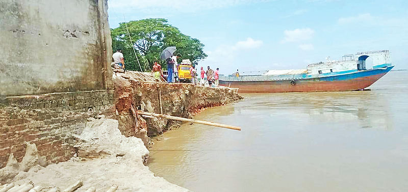 ফরিদপুরে নৌবন্দরের কাছে বাঁধের বোল্ডার ধসে পড়েছে। গতকালের ছবি।  প্রথম আলো  