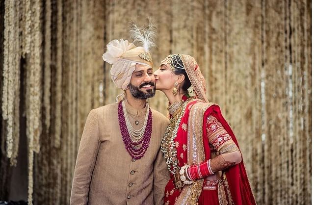 সোনম কাপুর বিয়েতে পোশাক পরেছিলেন নিজের পছন্দ করা ডিজাইনেই। তবে গয়না ছিল মা সুনিতা কাপুরের।