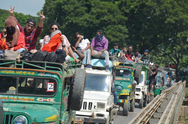 খাগড়াছড়ির দীঘিনালার মাইনী নদীর ওপর দেড় শ ফুট লম্বা বেইলি সেতুটি সড়ক ও জনপথ অধিদপ্তরের ঝুঁকিপূর্ণর তালিকায় রয়েছে। সেতুতে পাঁচ টনের অধিক মালামাল পরিবহন ও যানবাহন চলাচলে নিষেধাজ্ঞা থাকলেও কোনো গাড়ির চালকই তা মানছেন না। প্রতিদিন সেতুতে অনেক গাড়ি ওঠে। যেকোনো সময় দুর্ঘটনা ঘটার আশঙ্কাও থেকে যাচ্ছে। দীঘিনালা, খাগড়াছড়ি, ২৫ সেপ্টেম্বর