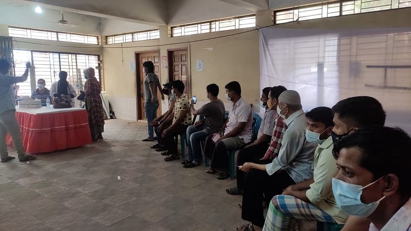 কেন্দ্রে টিকা নিতে অপেক্ষায় মানুষ