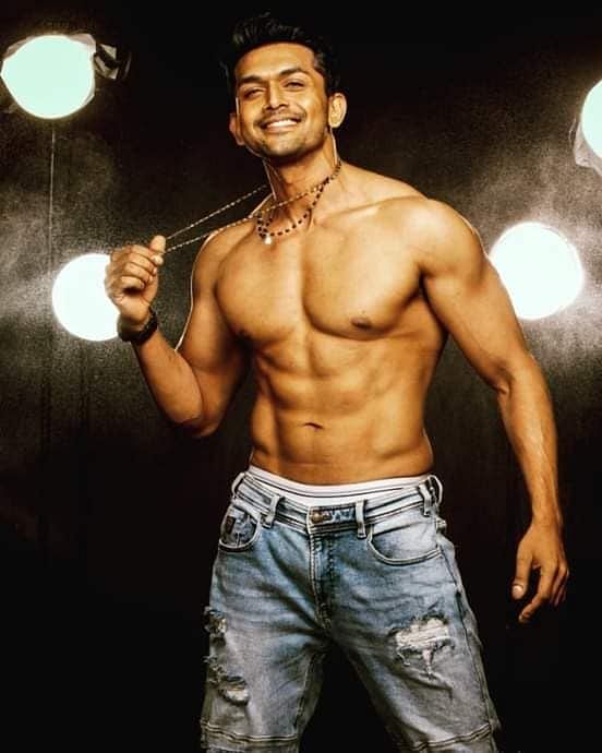 শরীরের এমন পরিবর্তনের জন্য রাত ১০টার মধ্যে ঘুমিয়ে পড়তে হতো। উঠতে হতো ভোর ৫টায়। চলত প্রস্তুতি। সামান্য বিরতি দিয়ে টানা ব্যায়াম করতে হতো। জিমেই খেতে হতো। আর ধাপে ধাপে করতে হতো কার্ডিও আর ওয়েট ট্রেনিং। প্রচণ্ড ভোজনরসিক শুভর খাবারের তালিকায় থাকত মাছ, সবজি, ডিমের সাদা অংশ, বাদাম, পিনাট বাটার।