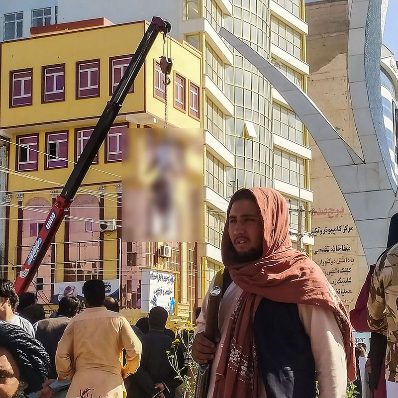 ৪ অপহরণকারীর লাশ ক্রেনে ঝুলিয়ে তালেবানের ‘শিক্ষা’