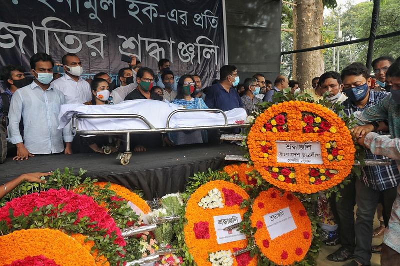 সর্বস্তরের মানুষের শ্রদ্ধা নিবেদনের জন্য অভিনেতা, নির্দেশক ও নাট্যকার ইনামুল হকের মরদেহ কেন্দ্রীয় শহীদ মিনারে নিয়ে যাওয়া হয়