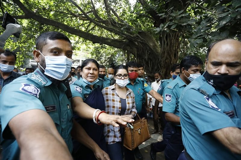 সকালে আদালতে হাজির হন পরীমনি