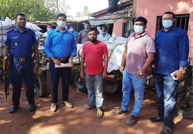 চুয়াডাঙ্গা সদর উপজেলার দত্তাইল গ্রামে নকল সার মজুত করার অপরাধে সার ব্যবসায়ী নয়ন আহম্মেদকে (মাঝে) রোববার এক লাখ টাকা জরিমানা করা হয়