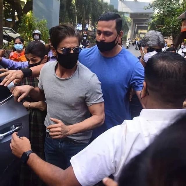 বৃহস্পতিবার সকালে ছেলে আরিয়ানের সঙ্গে দেখা করতে বলিউড সুপারস্টার শাহরুখ খান আর্থার রোড জেলে গিয়েছিলেন