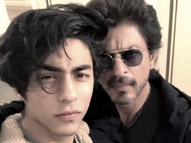 ছেলে আরিয়ান খানের সঙ্গে শাহরুখ খান।