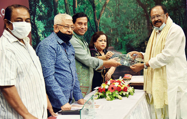 ‘ফজলুল হক স্মৃতি পুরস্কার ২০২১’ গ্রহন করছেন কাজী হায়াৎ