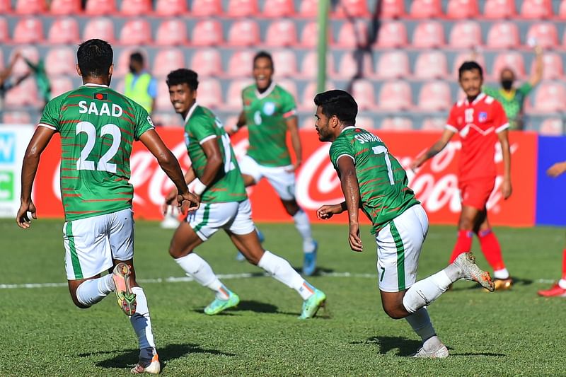 ঘরোয়া ফুটবলের নমনীয় রেফারিং ক্ষতি করছে ফুটবলারদের