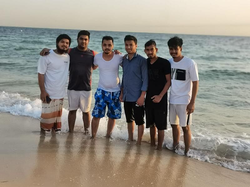 সৈকতে লেখকসহ অন্যরা