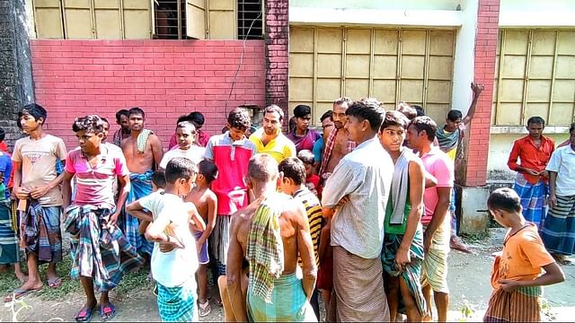 মাটি খুঁড়লেই গর্ত থেকে ধোঁয়া বের হওয়া দেখতে উৎসুক জনতার ভিড়। বগুড়ার ধুনটের শ্যামগাঁতি সরকারি প্রাথমিক বিদ্যালয় এলাকায়